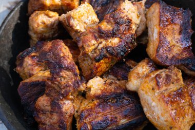 Barbekü. Izgara biftekle kızartılmış, domuz eti. Açık havada tavada pişmiş, açık kahverengi ızgara et. Fast food konsepti. Sağlıksız yemek, yağ ve kalori. Üst Manzara. Yüksek kalite fotoğraf
