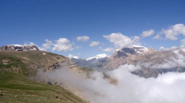 Dağlara kar yağdı. Yılın her mevsiminde tepelerinde kar olan dağlar. Her zaman tepelerinde kar olan dağlar..