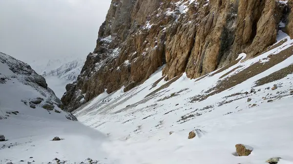 Dağlara kar yağdı. Yılın her mevsiminde tepelerinde kar olan dağlar. Her zaman tepelerinde kar olan dağlar..