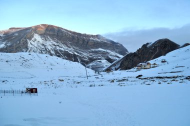 Kar ve buzullarla kaplı dağ manzarası, arka plan için sıradağ manzarası
