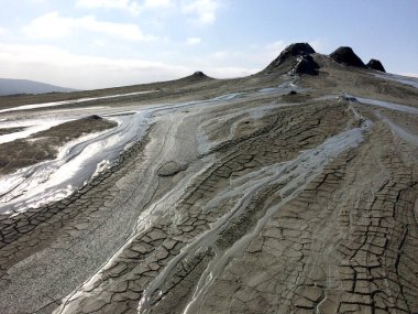 Azerbaycan 'da aktif çamur volkanı. Absheron Yarımadası. Çamur volkanı krateri. Gobustan Ulusal Parkı.