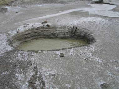 Azerbaycan 'da aktif çamur volkanı. Absheron Yarımadası. Çamur volkanı krateri. Gobustan Ulusal Parkı.