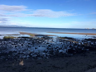 Deniz kenarında gün batımı ve alacakaranlık. Doğanın bir akşam mucizesi.