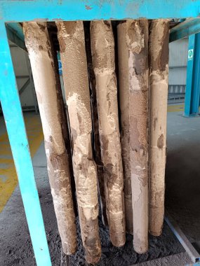 Petrol atıkları işlendikten sonra filtre kartuşlarında birikmiş ve katılaşmış kuru toprak kalıntıları..