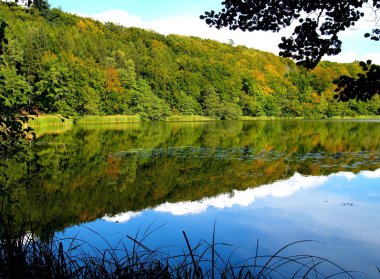 Ormanlar, ağaçlar ve çimlerle çevrili mavi bir göl. Mavi gökyüzünün altında temiz ve berrak suyu olan bir tatlı su gölü. Net bir su gölü, doğanın incisi olarak kabul edilir..