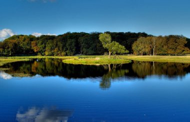 Ormanlar, ağaçlar ve çimlerle çevrili mavi bir göl. Mavi gökyüzünün altında temiz ve berrak suyu olan bir tatlı su gölü. Net bir su gölü, doğanın incisi olarak kabul edilir..