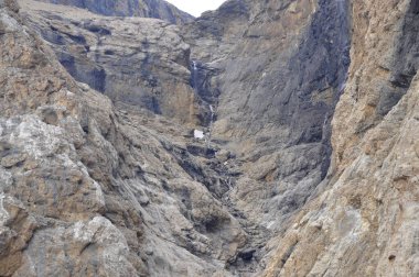 Kafkasya Dağları 'ndaki Shahdag' ın gri kayalıklarında çağlayan küçük bir şelale. Yaşamın kaynağı, su. Azerbaycan, Şahdağ.