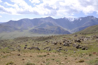 Kafkasya Dağları 'ndaki kar örtülü Shahdag' ın yamaçlarındaki otlaklar, tepeler ve uçurumlar. Arkaplan veya dergi için yüksek kaliteli doğa görüntüsü