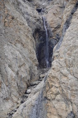 Kafkasya Dağları 'ndaki Shahdag kayaları arasında dar bir yarıktan akan bir şelale. Arkaplan veya dergi için yüksek kaliteli doğa görüntüsü