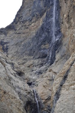 Kafkasya Dağları 'ndaki Shahdag kayaları arasında dar bir yarıktan akan bir şelale. Arkaplan veya dergi için yüksek kaliteli doğa görüntüsü