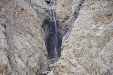 Kafkasya Dağları 'ndaki Shahdag kayaları arasında dar bir yarıktan akan bir şelale..