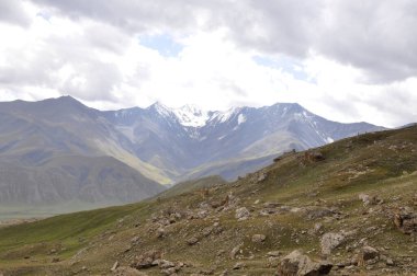 Kafkasya Dağları 'ndaki kar örtülü Shahdag' ın yamaçlarındaki otlaklar, tepeler ve uçurumlar. Arkaplan veya dergi için yüksek kaliteli doğa görüntüsü