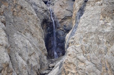Kafkasya Dağları 'ndaki Shahdag kayaları arasında dar bir yarıktan akan bir şelale. Arkaplan veya dergi için yüksek kaliteli doğa görüntüsü