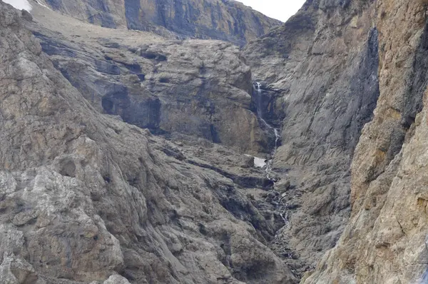 Kafkasya Dağları 'ndaki Shahdag' ın gri kayalıklarında çağlayan küçük bir şelale. Yaşamın kaynağı, su. Azerbaycan, Şahdağ. Arkaplan veya dergi için yüksek kaliteli doğa görüntüsü