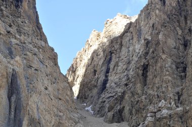 Gri Dağlar 'da iki büyük kaya arasında bir vadi ya da vadi karla kaplıdır. Dağlar arasındaki karlı vadi bir yol olarak kullanılır. Arkaplan veya dergi için yüksek kaliteli doğa görüntüsü