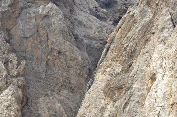Kafkasya Dağları 'ndaki Shahdag' ın gri kayalıklarında çağlayan küçük bir şelale. Yaşamın kaynağı, su. Azerbaycan, Şahdağ. Arkaplan veya dergi için yüksek kaliteli doğa görüntüsü
