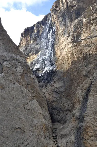 Kafkasya Dağları 'ndaki Shahdag kayaları arasında dar bir yarıktan akan bir şelale. Arkaplan veya dergi için yüksek kaliteli doğa görüntüsü