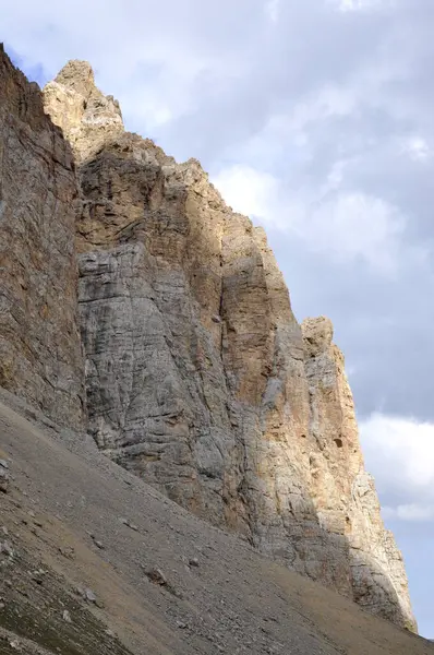 Kafkasya Dağları 'ndaki Shahdag zirvesinden gelen sert kayaların ve yeşil ovaların mükemmel bir manzarası. Arkaplan veya dergi için yüksek kaliteli doğa görüntüsü