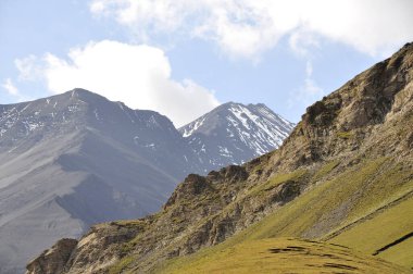 Kafkasya Dağları 'ndaki Shahdag zirvesinden gelen sert kayaların ve yeşil ovaların mükemmel bir manzarası. Arkaplan veya dergi için yüksek kaliteli doğa görüntüsü
