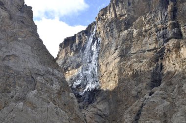 Kafkasya Dağları 'ndaki Shahdag kayaları arasında dar bir yarıktan akan bir şelale..