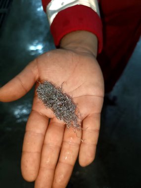Parlak gümüş bir karidesi kavrayan bir el deniz yaşamının ve balıkçılık metodlarının inanılmaz çeşitliliğini vurguluyor. Gümüş Karides eşsiz bir şekilde Okyanus Bölgesi 'nin canlı tropikal sularında yakalandı.