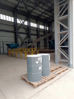 Endüstriyel yağ varilleri ya da kimyasal variller birikti. Kimyasal variller dolusu hidrokarbon. Kimyasal reagentler. Siyah ve mavi tank yağı atığı..