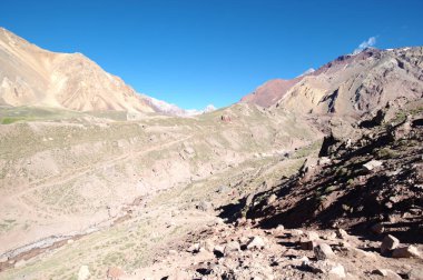 Acancagua dağlarında güneşli bir gün. Dik kayalıklar, dağların etekleri güneşten çok sıcak ve bitki örtüsü yok..