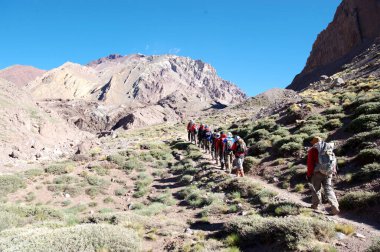Acancagua dağlarında güneşli bir gün. Dik kayalıklar, dağların etekleri güneşten çok sıcak ve bitki örtüsü yok..