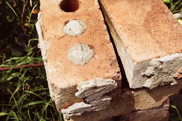 Kırmızı tuğlalar eski. İnşaat malzemesi.