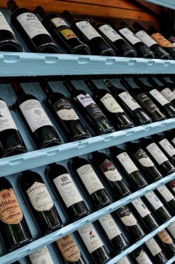 şişe şarap raflar.
