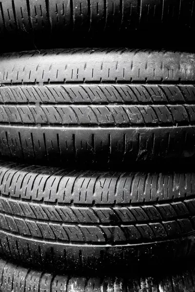 Eskimiş siyah lastikler..