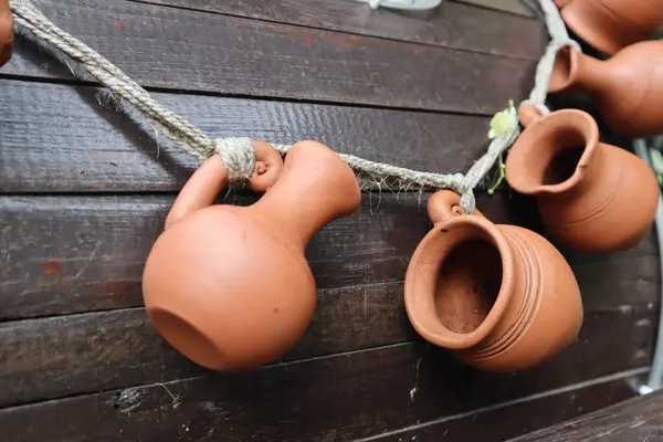 Küçük el yapımı sürahiler. Şarap, su ve süt için sürahiler.