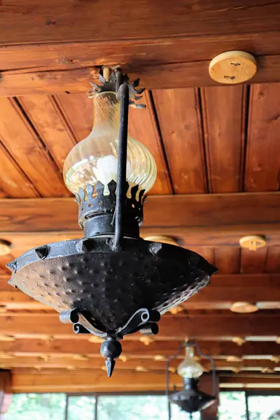 Tavanda eski bir lamba var..