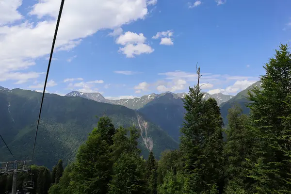 Yazın dağlar. Dağların üzerindeki bulutlar. İp yolu.