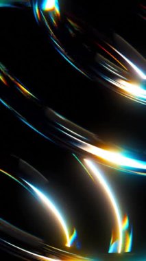 İzole edilmiş siyah arkaplan üzerinde gökkuşağı renk spektrum prizması etkisiyle geometrik şekillerin 3 boyutlu animasyonu