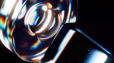 İzole edilmiş siyah arkaplan üzerinde gökkuşağı renk spektrum prizması etkisiyle geometrik şekillerin 3 boyutlu animasyonu