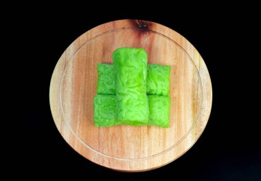 Geleneksel Endonezya rulo krepleri, lezzetli hindistan ceviziyle dolu, doğal ahşap tepside servis edilir.