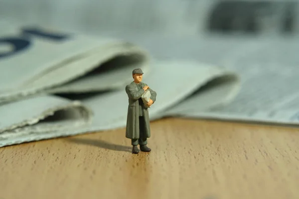 Minyatür Insanlar Oyuncak Fotoğrafçılık Elinde Haber Paketi Olan Bir Askeri — Stok fotoğraf