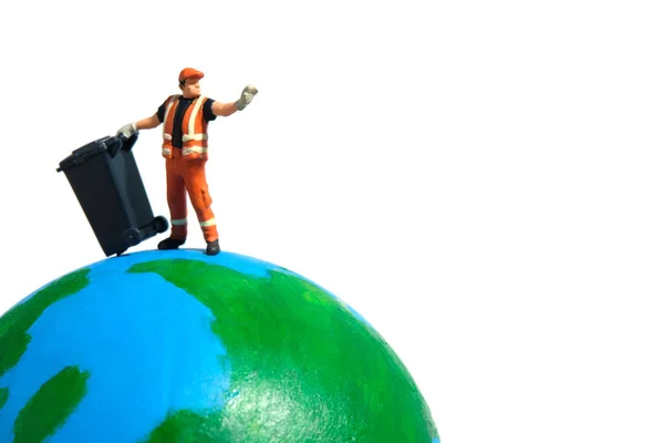 Trabalhador Limpeza Com Lixeira Acima Globo Terrestre Conceito Global Resíduos — Fotografia de Stock