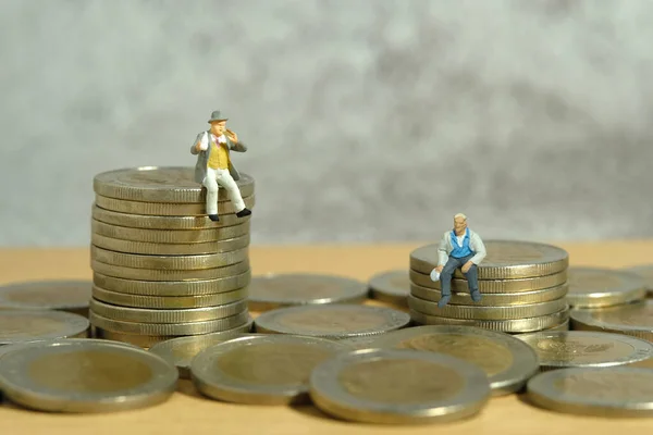 Мініатюрні Люди Іграшкова Фігурна Фотографія Розрив Доходів Багатства Нерівність Двоє Стокове Фото
