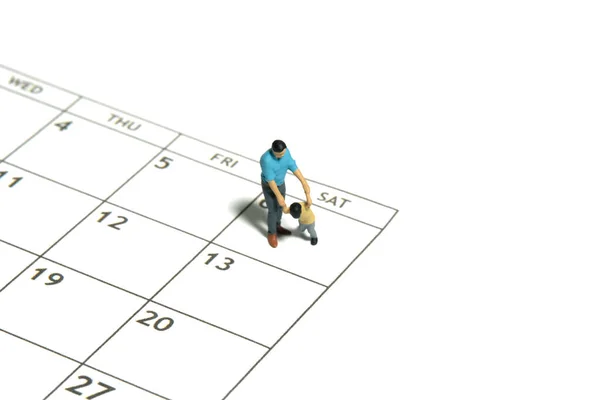 Мініатюрні Люди Іграшкова Фігурна Фотографія Батько Син Ходять Календарем Ізольований Ліцензійні Стокові Фото