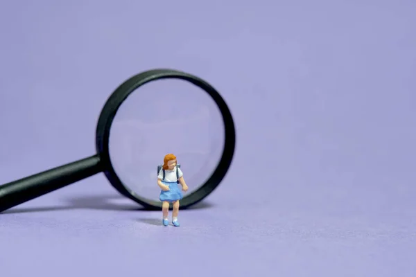 Miniatűr Emberek Játék Figura Fotózás Gyerekek Kíváncsisága Egy Óvodás Lány — Stock Fotó