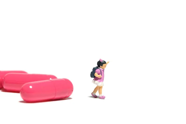 Miniaturmenschen Spielzeugfiguren Fotografie Eine Studentin Steht Vor Einer Medikamententablette Vereinzelt — Stockfoto