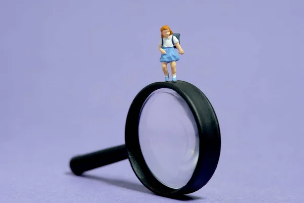 Miniatűr Emberek Játék Figura Fotózás Gyerekek Kíváncsisága Egy Óvodás Lány — Stock Fotó