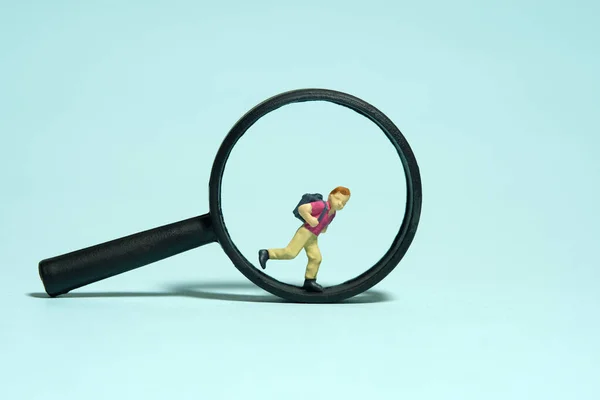 Miniatűr Emberek Játék Figura Fotózás Gyerekek Kíváncsisága Egy Fiú Óvodás — Stock Fotó