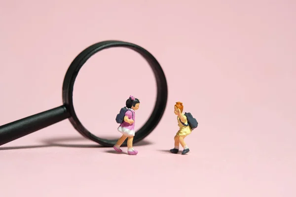 Miniatyr Människor Leksak Figur Fotografi Begreppet Nyfikenhet Hos Barn Två — Stockfoto