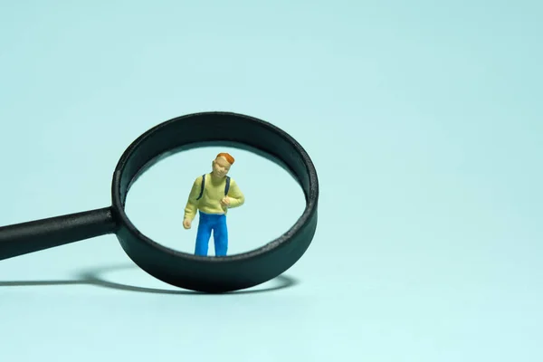 Miniatűr Emberek Játék Figura Fotózás Gyerekek Kíváncsisága Egy Óvodás Fiú — Stock Fotó