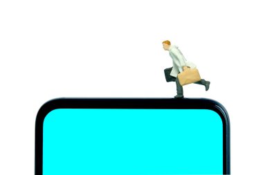 Minyatür insanlar oyuncak fotoğrafçılık. Mavi ekran akıllı telefonun üstünde çalışan bir iş adamı. Beyaz arka planda izole edilmiş. Resim fotoğrafı.