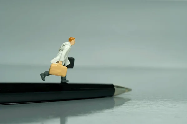 Miniatura Gente Pequeña Juguete Figura Fotografía Hombre Negocios Corriendo Por — Foto de Stock