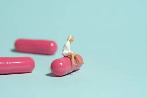 Miniaturní Malí Lidé Figurka Fotografie Dívčí Teenager Sedící Nad Růžovou — Stock fotografie